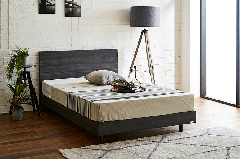 ベッド下のホコリも
快適にお掃除できるレッグタイプ