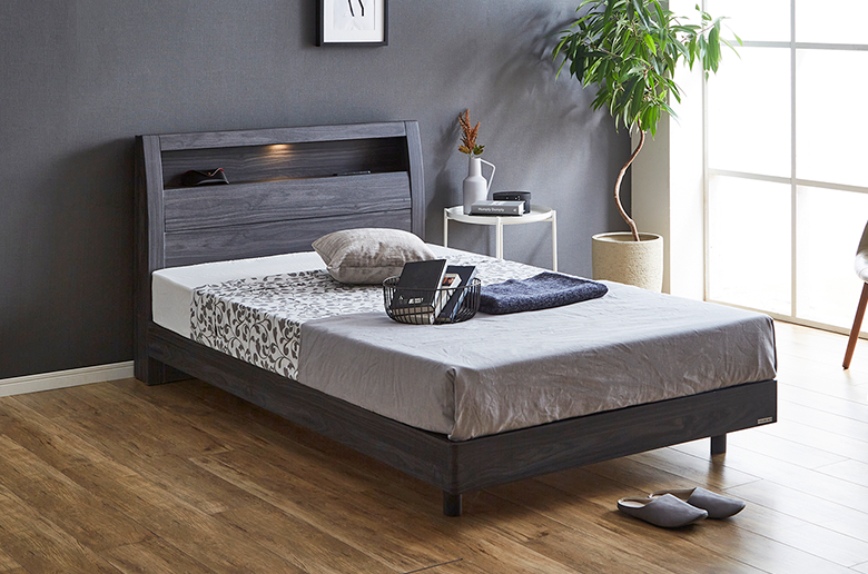 ヘッドの飾り棚に
コンセントやライトが付いて
スマホの充電などに便利!