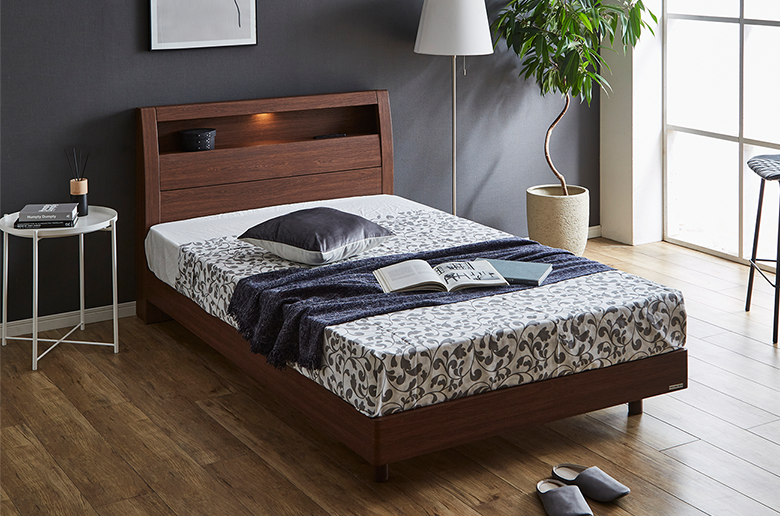 ヘッドの飾り棚に
コンセントやライトが付いて
スマホの充電などに便利!