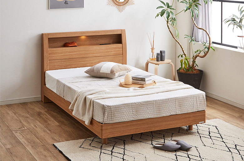 ヘッドの飾り棚に
コンセントやライトが付いて
スマホの充電などに便利!