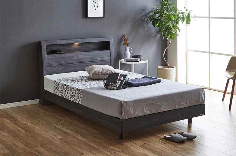 ヘッドの飾り棚に
コンセントやライトが付いて
スマホの充電などに便利!