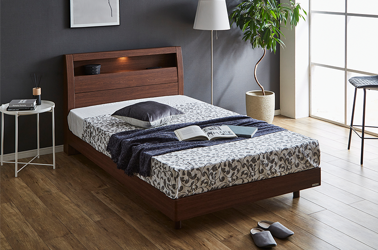 ヘッドの飾り棚に
コンセントやライトが付いて
スマホの充電などに便利!