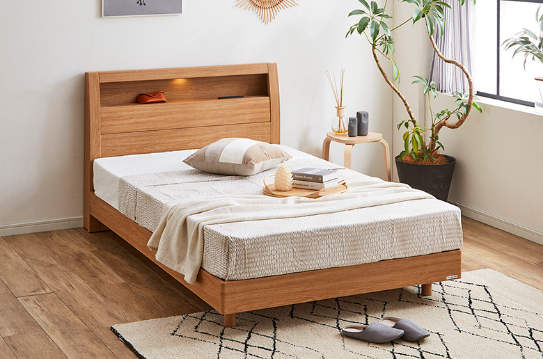 ヘッドの飾り棚に
コンセントやライトが付いて
スマホの充電などに便利!