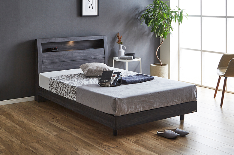 ヘッドの飾り棚に
コンセントやライトが付いて
スマホの充電などに便利!