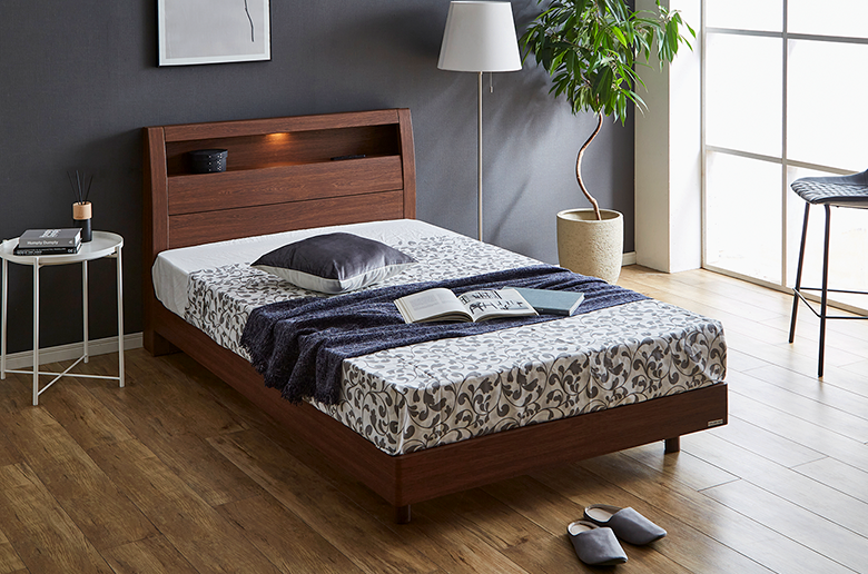 ヘッドの飾り棚に
コンセントやライトが付いて
スマホの充電などに便利!