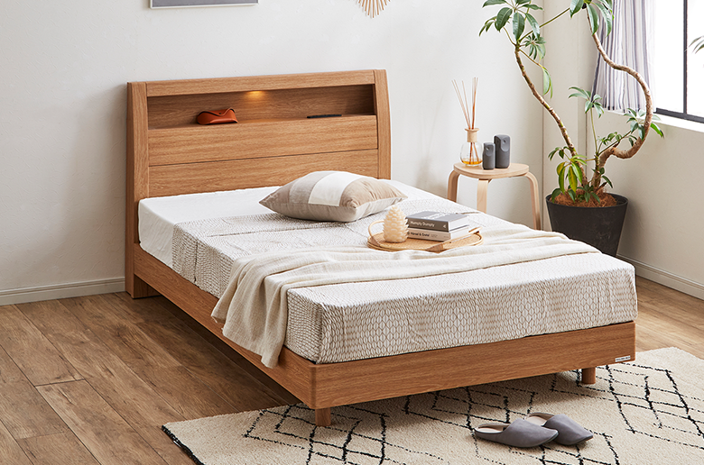 ヘッドの飾り棚に
コンセントやライトが付いて
スマホの充電などに便利!