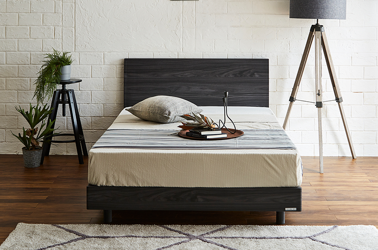 シンプルなデザインのベッドと
ポケットコイルのマットレスがセット!