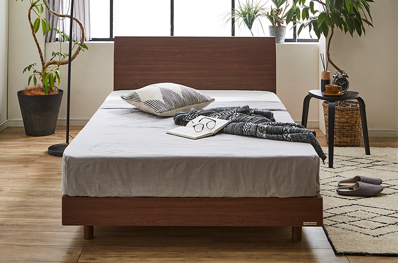 シンプルなデザインのベッドと
ポケットコイルのマットレスがセット!