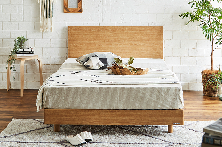 シンプルなデザインのベッドと
ポケットコイルのマットレスがセット!