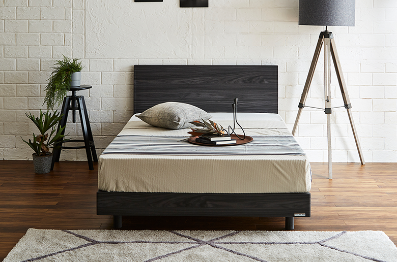 シンプルなデザインのベッドと
ポケットコイルのマットレスがセット!