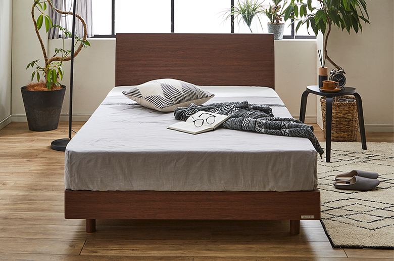 シンプルなデザインのベッドと
ポケットコイルのマットレスがセット!