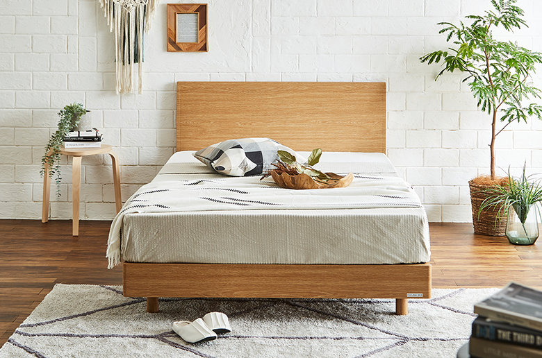 シンプルなデザインのベッドと
ポケットコイルのマットレスがセット!