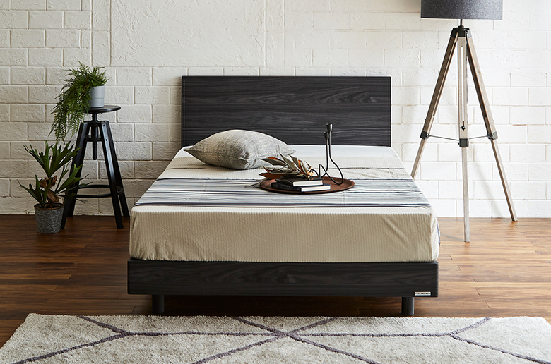 シンプルなデザインのベッドと
ポケットコイルのマットレスがセット!