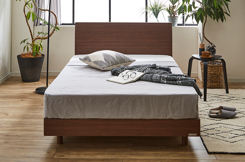 シンプルなデザインのベッドと
ポケットコイルのマットレスがセット!