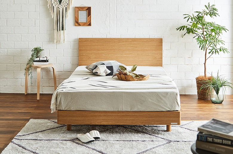 シンプルなデザインのベッドと
ポケットコイルのマットレスがセット!