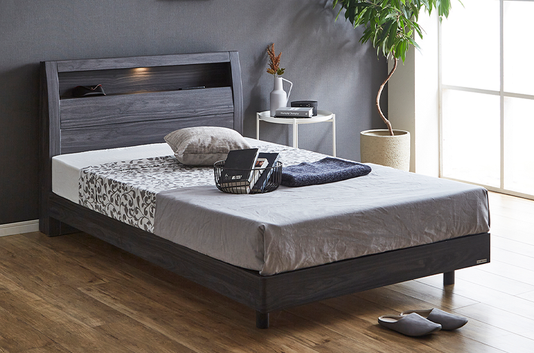 飾り棚にコンセントとライトが付いた
機能的なベッドと
ポケットコイルのマットレスがセット!