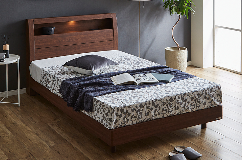 飾り棚にコンセントとライトが付いた
機能的なベッドと
ポケットコイルのマットレスがセット!