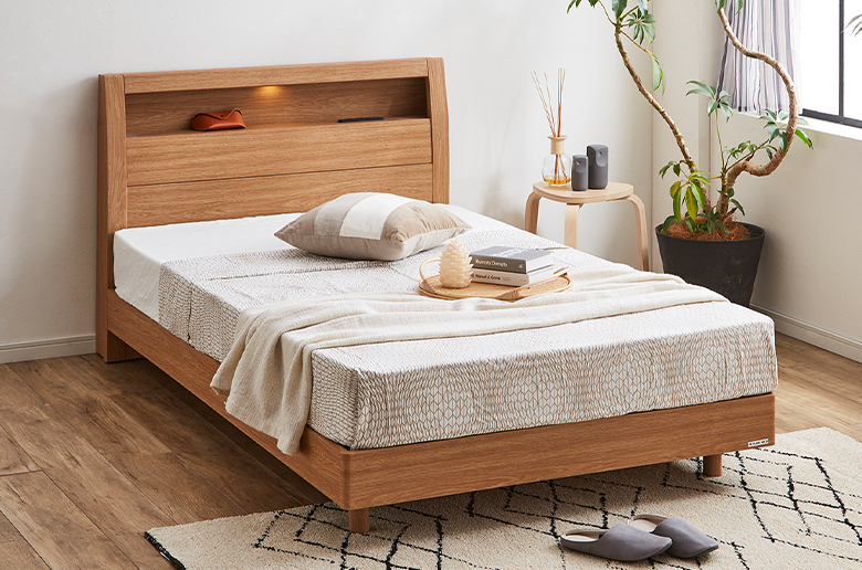 飾り棚にコンセントとライトが付いた
機能的なベッドと
ポケットコイルのマットレスがセット!