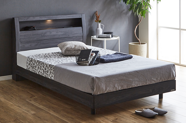 飾り棚にコンセントとライトが付いた
機能的なベッドと
ポケットコイルのマットレスがセット!