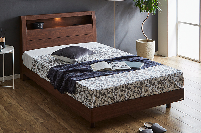 飾り棚にコンセントとライトが付いた
機能的なベッドと
ポケットコイルのマットレスがセット!