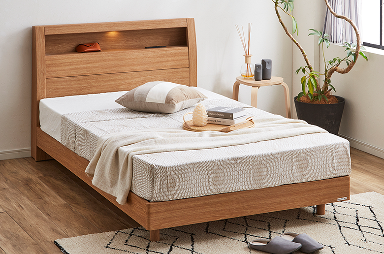 飾り棚にコンセントとライトが付いた
機能的なベッドと
ポケットコイルのマットレスがセット!