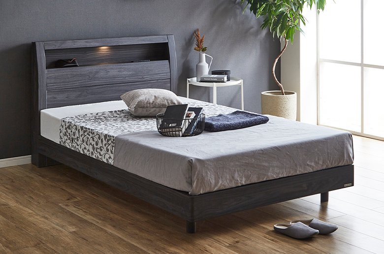 飾り棚にコンセントとライトが付いた
機能的なベッドと
ポケットコイルのマットレスがセット!