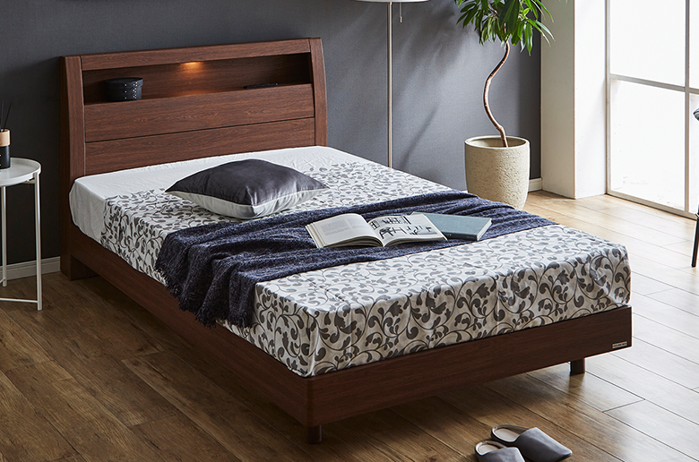 飾り棚にコンセントとライトが付いた
機能的なベッドと
ポケットコイルのマットレスがセット!