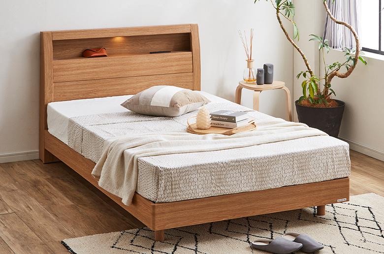 飾り棚にコンセントとライトが付いた
機能的なベッドと
ポケットコイルのマットレスがセット!