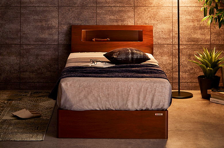 フルオープンの引出しや
コンセント付きで便利!