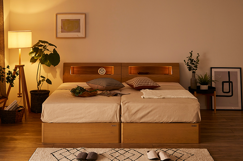 フルオープンの引出しや
コンセント付きで便利!