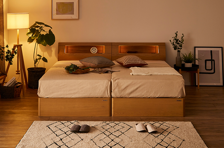 フルオープンの引出しや
コンセント付きで便利!