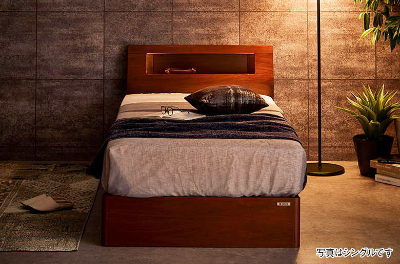 フルオープンの引出しや
コンセント付きで便利!