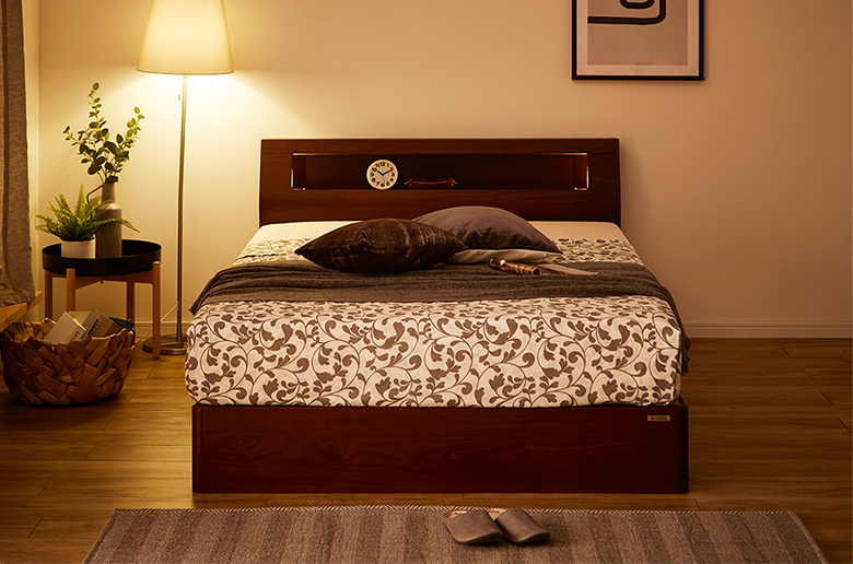 フルオープンの引出しや
コンセント付きで便利!