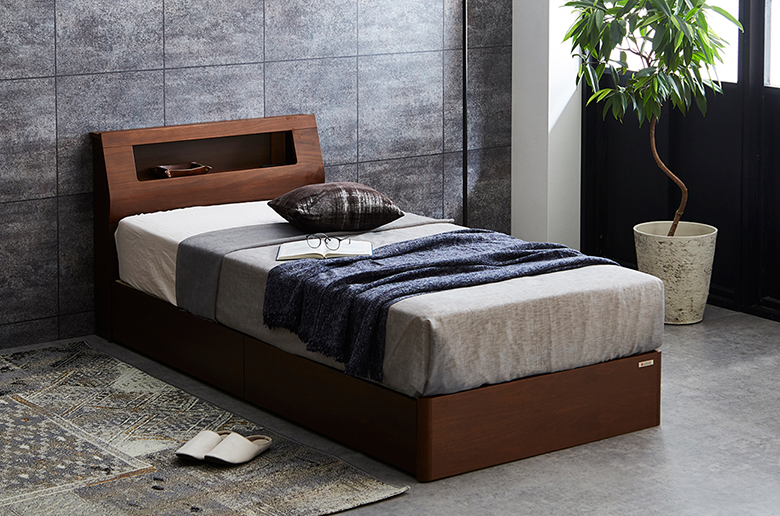 フルオープンの引出しや
コンセント付きで便利!