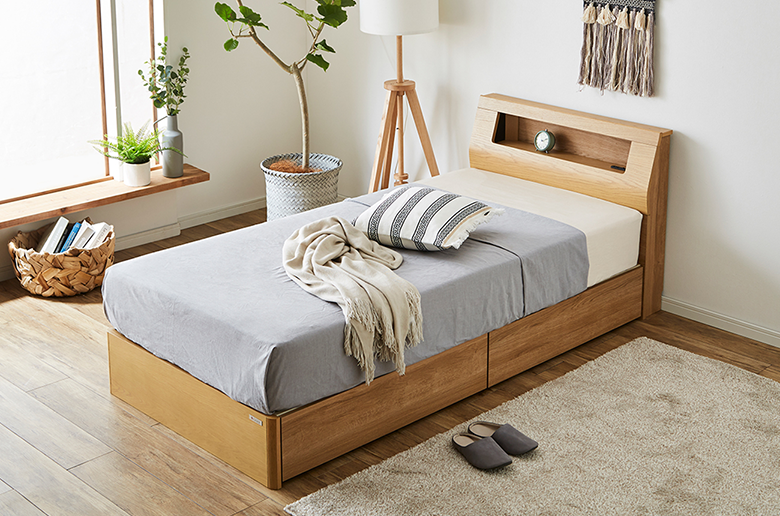 フルオープンの引出しや
コンセント付きで便利!