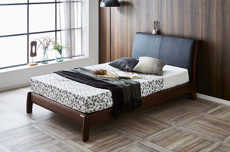 ヘッドボードに天然の皮革を使用
高級感あふれるフレーム