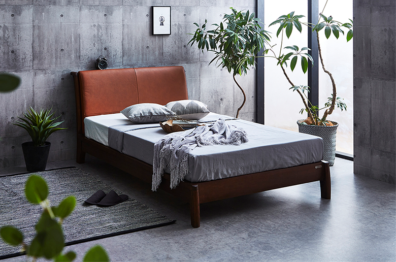 ヘッドボードに天然の皮革を使用
高級感あふれるフレーム