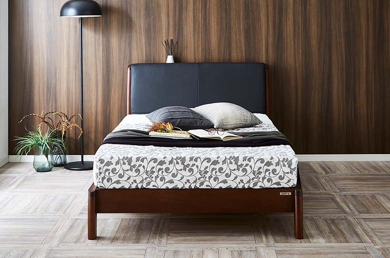 国産ポケットコイルマットレス付
ヘッドボードに天然の皮革を使用
高級感あふれるフレーム