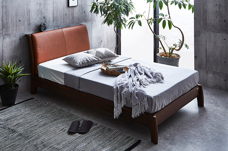 国産ポケットコイルマットレス付
ヘッドボードに天然の皮革を使用
高級感あふれるフレーム