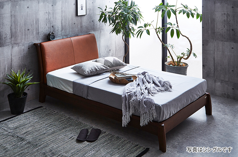 国産ポケットコイルマットレス付
ヘッドボードに天然の皮革を使用
高級感あふれるフレーム