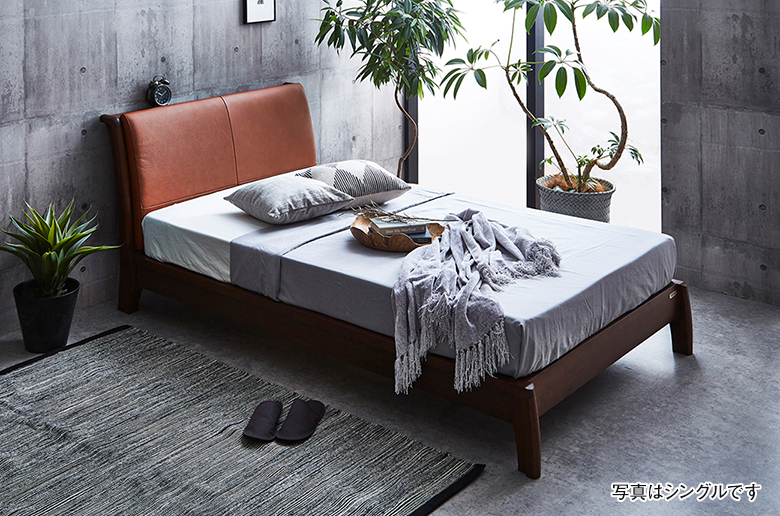 国産ポケットコイルマットレス付
ヘッドボードに天然の皮革を使用
高級感あふれるフレーム