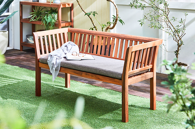 クッションカバー取り外し可
耐久性・耐水性に優れたアピトン材を使用