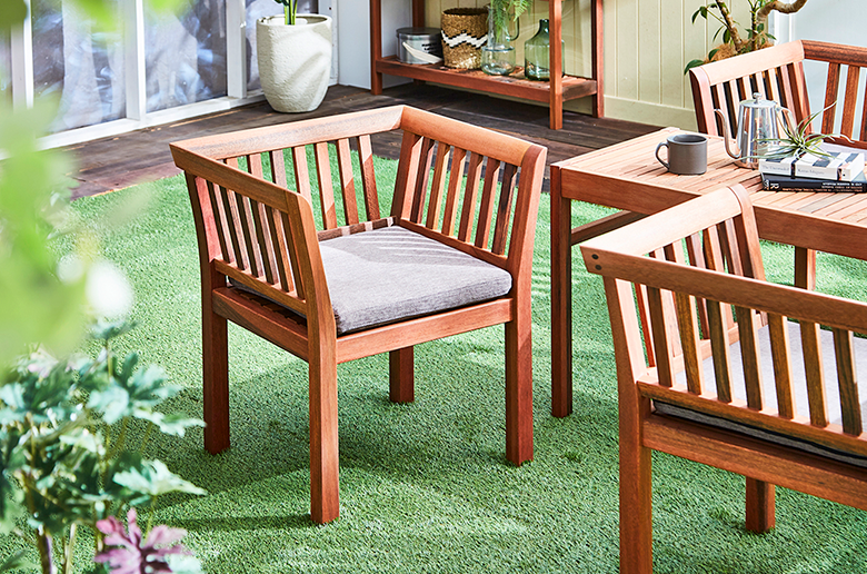 クッションカバー取り外し可
耐久性・耐水性に優れたアピトン材を使用