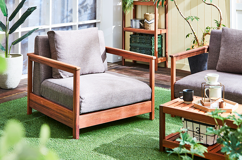 クッションカバー取り外し可
耐久性・耐水性に優れたアピトン材を使用