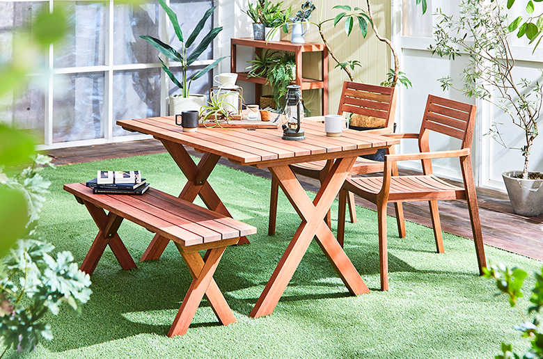 リゾート気分の味わえるテーブルセット
耐久性・耐水性に優れたアピトン材を使用