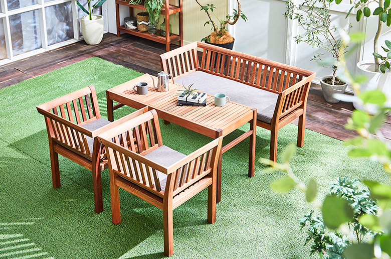 リゾート気分の味わえるテーブルセット
耐久性・耐水性に優れたアピトン材を使用