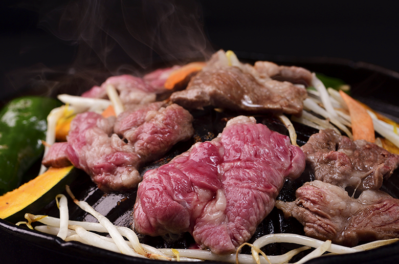 赤身と脂身のバランスがとても良い
じっくりと熟成させた肩ロースの部位を使用