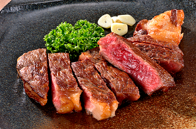 広大な北の大地で肥育された
品質、味ともに高い評価の十勝和牛を贅沢に