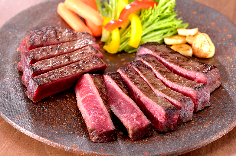 しっとりと旨みが増した
赤身のモモステーキ肉