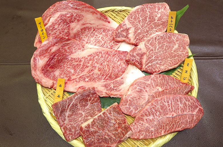 脂のさらりとした甘味と
赤身ののびやかな旨味が舌に刻まれるステーキ4種盛